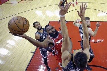 Rockets vencen a Spurs y los colocan en incómoda situación