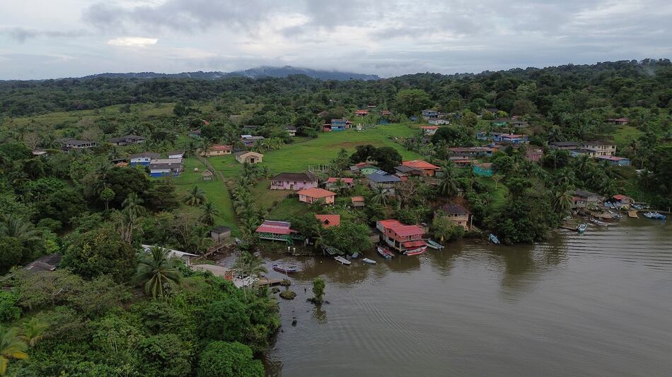 Los lancheros, la desidia estatal y una gran amenaza en río Caimito