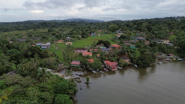Los lancheros, la desidia estatal y una gran amenaza en río Caimito