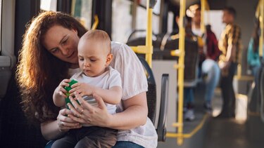 Cómo lograr que un bebé se entretenga solo sin necesidad de recurrir a las pantallas