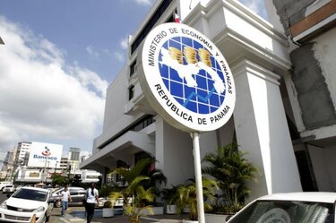 Ministerio de Economía y Finanzas gasta $29 mil 500 en persianas