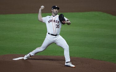 Verlander se luce y Astros vencen a Yankees en el inicio de la Serie de Campeonato de la Liga Americana