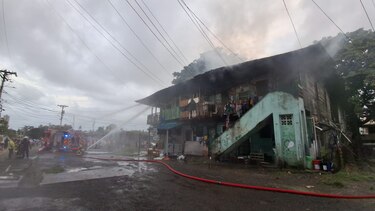 Incendio en parte de una barraca afecta a 20 familias en Calle 15, Río Abajo