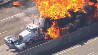 VIDEO: Explota camión cisterna cargado con gasolina en Wyoming, Estados Unidos