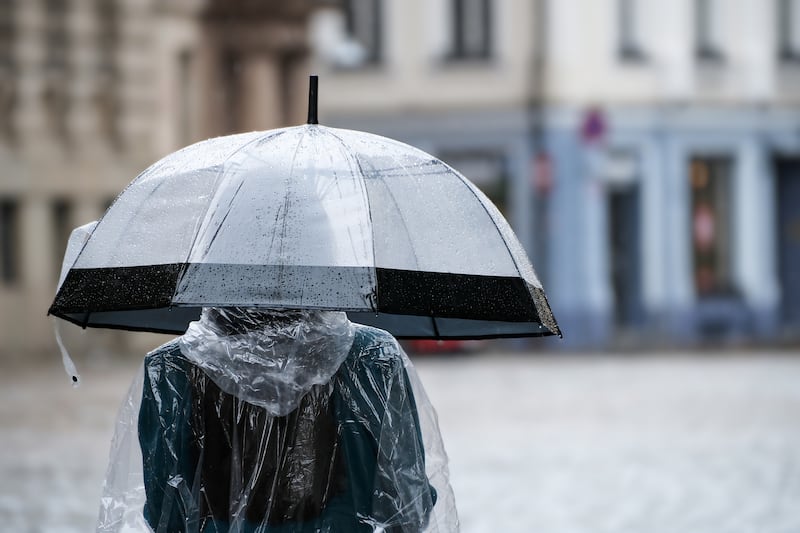 Paraguas a mano: lluvias y tormentas seguirán hasta el sábado