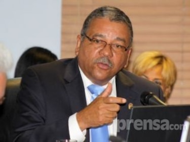 Muñoz suspende misiones oficiales de los diputados en el exterior
