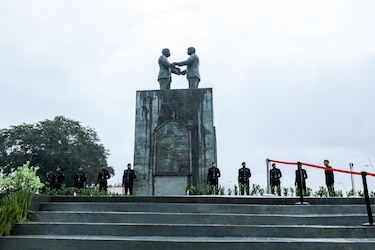 Develan monumento en honor a los Tratados Torrijos-Carter