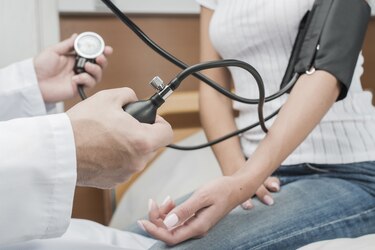 Descubren una variante genética que causa la hipertensión y una forma de curarla