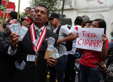 Protesta para pedir renuncia del fiscal general que destituyó a equipo del caso Odebrecht