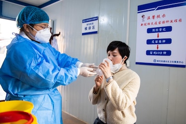 Nueva ola de contagios por covid-19 causa ‘largas colas’ en hospitales de China