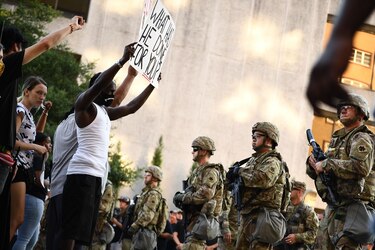Equipo de Trump culpa a manifestantes por baja asistencia a mitin en Tulsa