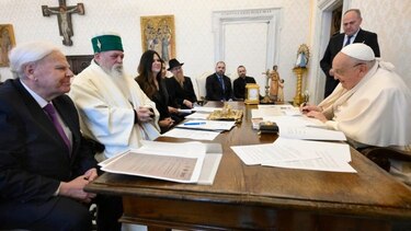 El papa Francisco sufre una caída sin fracturas y le inmovilizan el brazo por precaución