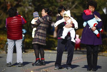 Una ciudad china recurre a incentivos económicos para fomentar matrimonios y natalidad
