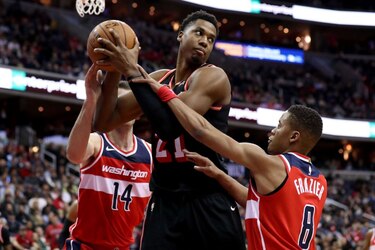 LeBron luce inmenso, Spurs frenan al Thunder