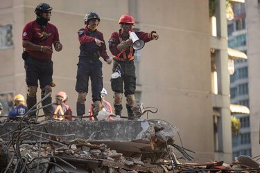 Suben a 1,430 los muertos en Venezuela y llega maquinaria con esperanza de salvar vidas