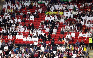 El público catarí abandona a su equipo
