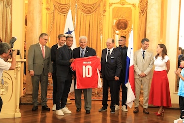Mulino entrega pabellón nacional a La Roja y pasaporte panameño a Thomas Christiansen