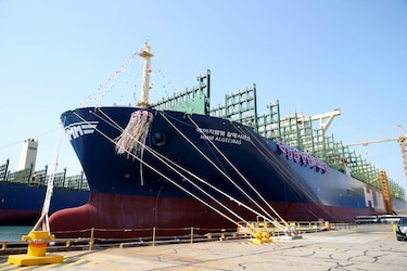 Portacontenedor más grande del mundo se abandera en Panamá