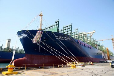 Portacontenedor más grande del mundo se abandera en Panamá