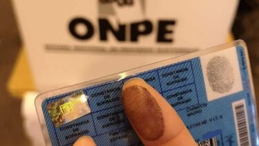 Peruanos votan en referendo en año marcado por la corrupción