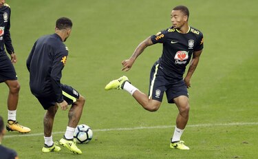 Brasil enfrenta a un Ecuador que lucha por seguir a flote