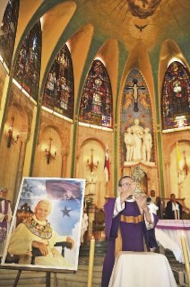 Veneran reliquia del papa Juan Pablo II