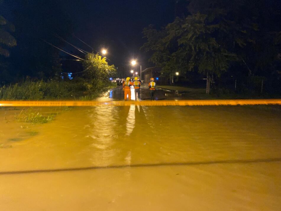 Desbordamiento de ríos y el fallecimiento de un mayor de la Policía dejan las lluvias en el país