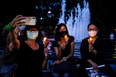  Miles de personas encienden velas en Hong Kong en recuerdo a los muertos en Tiananmen