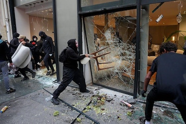 El gobierno de Francia decreta toques de queda y condena a los ‘ladrones’ y ‘delincuentes’ detrás de los violentos disturbios
