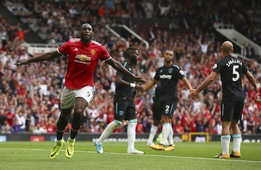 El United golea con doblete de Lukaku
