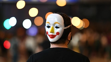 Hong Kong prohíbe a los manifestantes el uso de máscaras