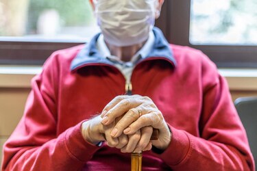 Justicia colombiana ordena aliviar encierro de ancianos por la pandemia