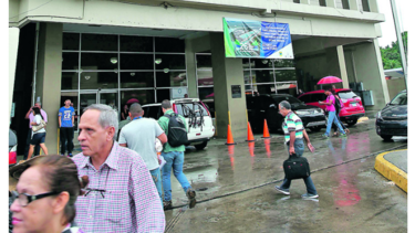 Orden y pocas filas en primer día de trámite migratorio