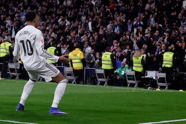 El Bernabéu estalla y el Madrid gana en el caos ante el Levante
