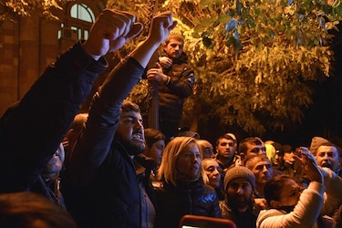 Azerbaiyán y Armenia acuerdan poner fin a combates por control de Nagorno Karabaj