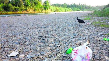 Bañistas dejan basura en márgenes de ríos de Chepo