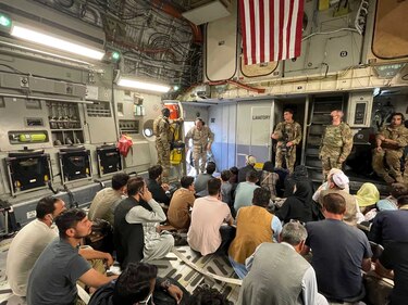 Estados Unidos dice que talibanes violan la promesa de permitir acceso de afganos al aeropuerto de Kabul