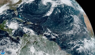 Lisa está por disiparse cerca de México; en Florida están en alerta por un posible ciclón