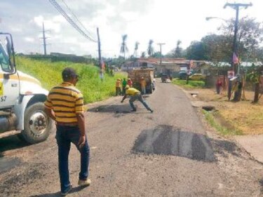 Comienza reparación de las deterioradas carreteras colonenses
