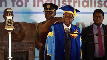 Robert Mugabe hace una aparición pública; arrestan a 3 ministros