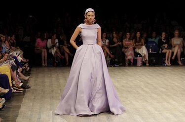 El diseñador Naeem Khan envolvió la pasarela panameña con brillo