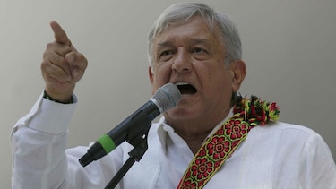 Presidente electo de México, atrapado en avión estacionado por mal clima