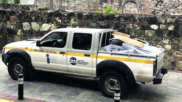 Documentos, a la intemperie en auto oficial mal estacionado
