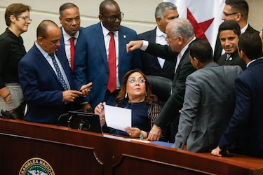 Ministra Molinar defiende ante la Asamblea la compra de ‘laptops’ para estudiantes y docentes