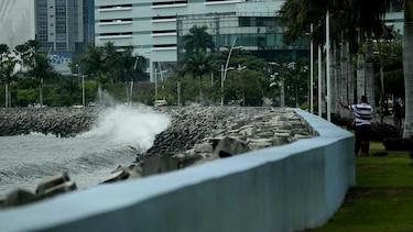 Declaran alerta verde por grandes olas en el pacífico panameño