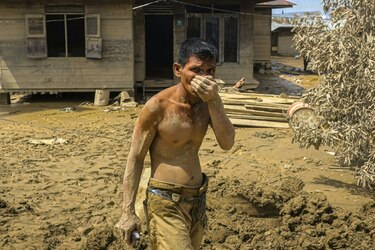 El hambre acecha tras las inundaciones que dejaron más de 900 muertos en Indonesia
