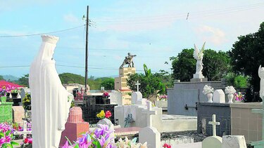 ‘Cuidadores de tumbas’ aparecen en cementerios