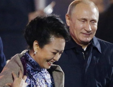 China censura imágenes en las que Vladimir Putin ayuda a primera dama