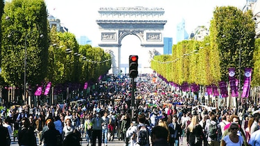 París vivió ayer su primer día sin carros