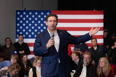 El gobernador Ron DeSantis abandona las primarias republicanas y da su apoyo a Trump